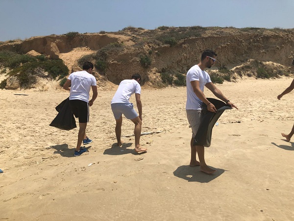 פעילות קהילתית - סטודנטים מנקים את חוף הים