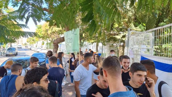 שמיניסטים מאלדד הפגינו כנגד ההחלטה לביטול מסע ישראלי  סוף הסאגה: 20 אלף תלמידי י"ב יוכלו לצאת ל"מסע ישראלי"