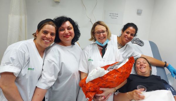 אוראל פרחי, התינוקת והצוות שיילד אותה  לידה במרכז בריאות האישה של כללית בנתניה 