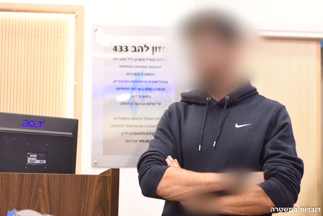 הסוכן שהביא למעצרם של החשודים | צילום: דוברות המשטרה תיק 565: שני חשודים נוספים תושבי נתניה נעצרו 