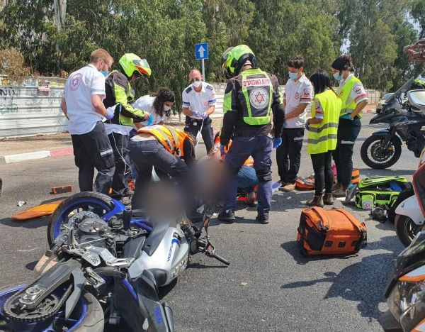 זירת האירוע | צילום: מד"א  רוכב אופנוע נהרג מפגיעת משאית בסמוך לבית ליד 