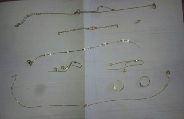 התכשיטים שנגנבו  תכשיטי זהב בשווי רב נמצאו בתוך מסגרת תמונה