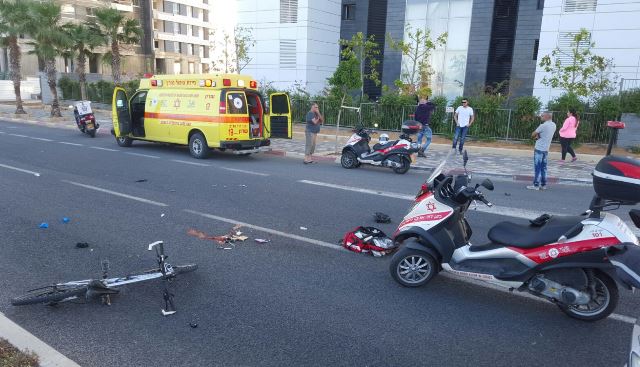 תאונת דרכים קטלנית בסמוך לבית גולדמינץ טרגדיה בנתניה: רוכב אופניים נהרג מפגיעת רכב