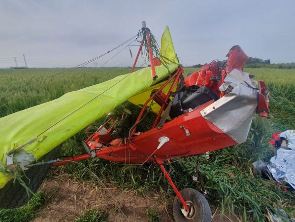 צילום: כיבוי והצלה בן 70 נהרג כתוצאה מהתרסקות מטוס קל בעמק חפר