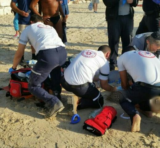 ארכיון | צילום: דוברות מד"א  בן 55 טבע למוות בחוף ארגמן בנתניה 