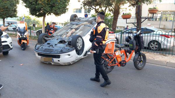  נתניה: תאונה עם מעורבות שני כלי רכב, אחד התהפך