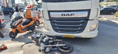 רוכבת אופנוע נפגעה ממשאית באזה"ת הישן בנתניה