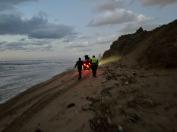צילום: איציק בן שושן  נמצאה גופת גבר סמוך לחוף ארגמן בנתניה