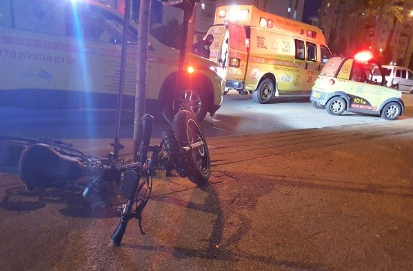 זירת האירוע | צילום: תיעוד מבצעי מד"א  נער נפצע קשה בתאונה בין שני אופניים חשמליים