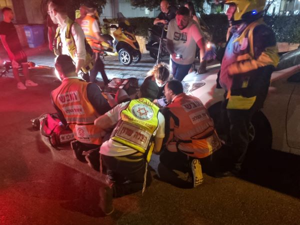 זירת האירוע | צילום: איחוד הצלה רוכב קורקינט חשמלי נפצע בתאונה בנתניה