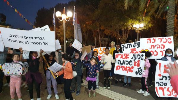 הפגנה בנתניה הורים בנתניה נגד סגירת בית ספר שז"ר