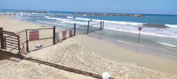 שוברי גלים סכנה בכניסה בלתי מורשית לאזור בניית שוברי הגלים בנתניה 