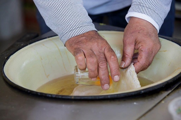 הכנת בוריקה בשוק נתניה בין סנדוייץ' טוניסאי לבוריקה