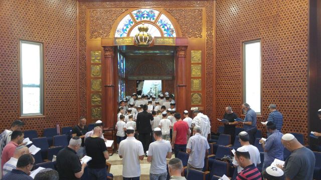 ילדי בגין בתפילת סליחות בבית הכנסת ילדי בגין בתפילת סליחות בבית הכנסת