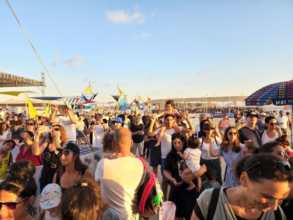 צילום: נתניה נט  אלפי תושבים באירועי המכביה בחוף פולג בנתניה
