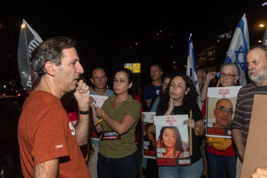  נתניה במשמרות הזדהות למען החטופים והחטופות