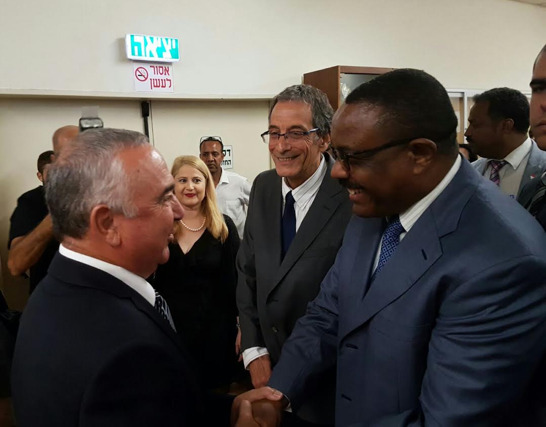 ראש הממשלה היילמריאם דסלן (מימין) עם אלי דלל הגשר ביחסים בין אתיופיה לישראל