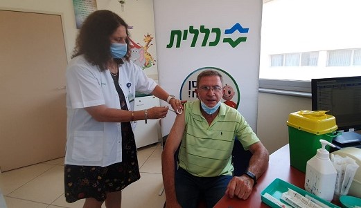 חבר המועצה אפרים בולמש  החל מבצע מתן חיסון קורונה שלישי בנתניה