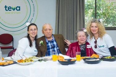 עובדי חברת "טבע" למען שורדי השואה