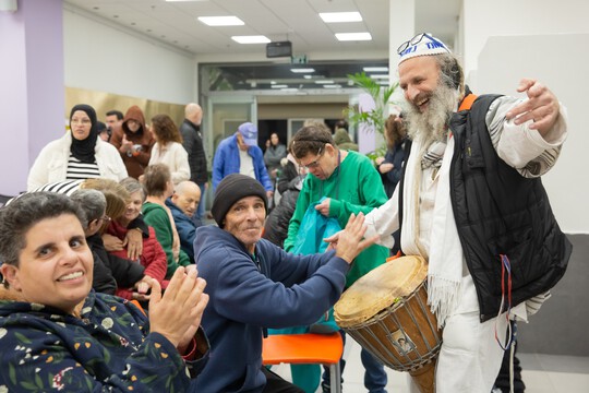  מכניסים אור לבתי אבות בנתניה