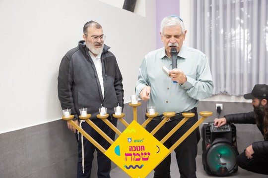 פעילות קהילתית - מכניסים אור לבתי אבות בנתניה