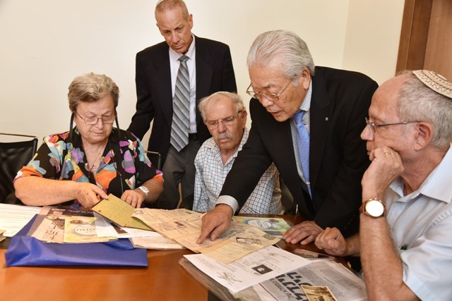 ראש עיריית יאטוסו עם ניצולי השואה