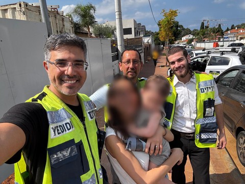  נתניה: פעוט ננעל בשגגה ברכב וחולץ בשלום