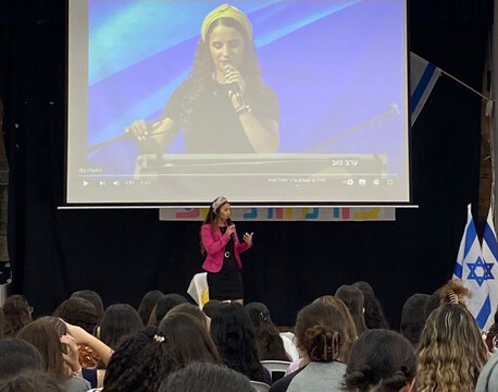  איבדה רבים מבני משפחתה ומפיצה שמחה ואור