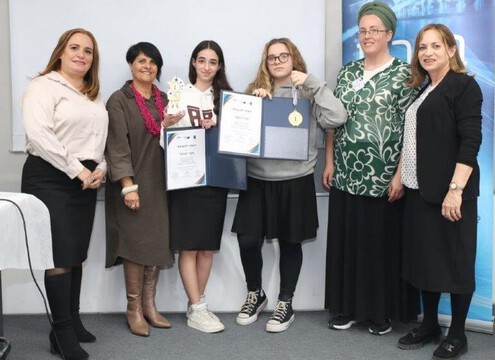 חינוך ומצויינות - שוברים את שיאי הפיזיקה: תמר אריאל מובילים בארץ