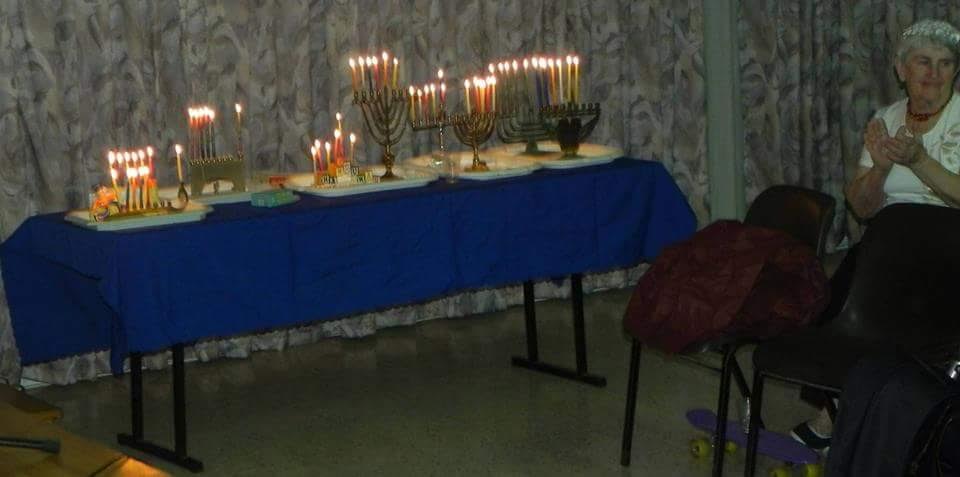 נרות חנוכה דולקים | צילום: התנועה המסורתית בישראל
