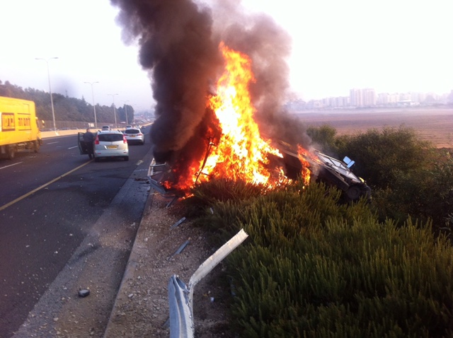 רכב לניקוי כבישים עלה באש צפו בסרטון: רכב לניקוי כבישים עלה באש, שני נפגעים בתאונה