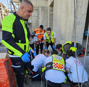 ניידת תרומת דם  נתניה: פועל נהרג לאחר שנפל מגובה באתר בנייה