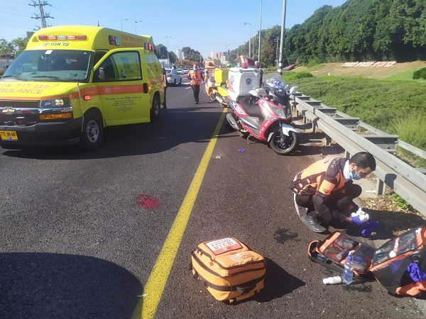 זירת האירוע | צילום: איחוד הצלה  הולך רגל ורוכב אופנוע נפצעו בתאונה סמוך לנתניה
