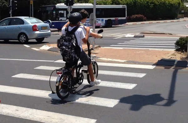 אופניים חשמלים | צילום: עמותת אור ירוק   האם בנתניה רוכבים על אופניים חשמליים בניגוד לחוק?