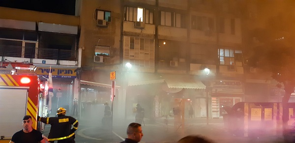 שריפה ברחוב שדרות בנימין בנתניה | צילום: איציק בן שושן שריפה בחנות מתחת לבניין מגורים בנתניה