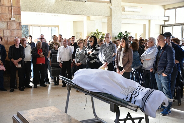 חדשות מקומיות - מאות משתתפים הגיעו להלוויתו של ד"ר אברהם בר מנחם