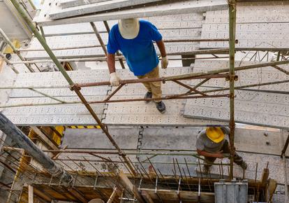 אילוסטרציה | fotolia פועל בניין ששבר קרסול באתר בניה בנתניה תובע מיליון ₪ 