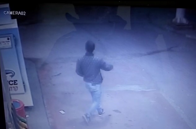 החשוד צועד עם הסכין לעבר הקורבן צפו בסרטון: תושב נתניה דקר צעיר בסמוך למועדון
