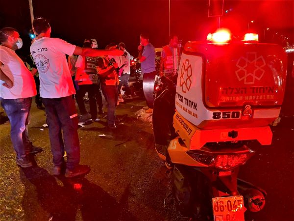 חדשות מקומיות - שני צעירים נפצעו בתאונה בין שני אופנועים בנתניה