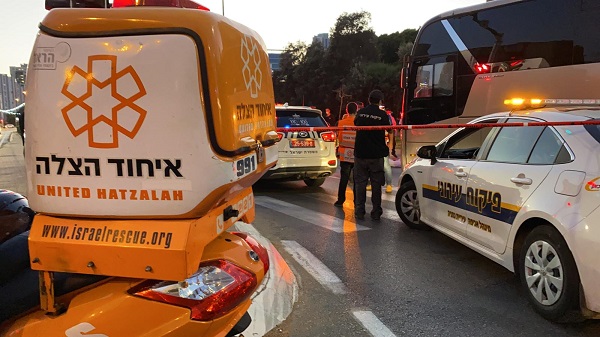 זירת האירוע | צילום: דוברות איחוד הצלה  הולך רגל נהרג מפגיעת אוטובוס בנתניה