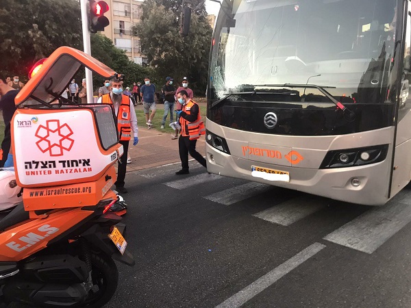 חדשות מקומיות - הולך רגל נהרג מפגיעת אוטובוס בנתניה