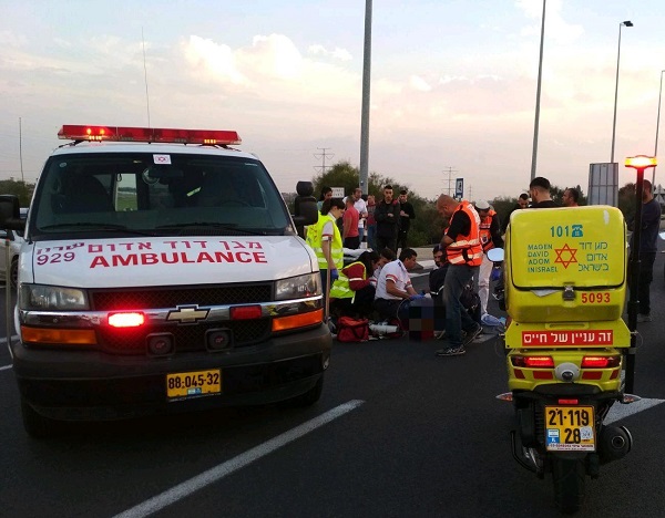 זירת האירוע | צילום: דוברות מד"א בן 73 נפגע מרכב בצומת פרדסייה בסמוך למסוף אוטובוסים 