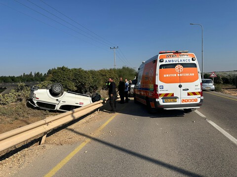  בן 50 נפצע בינוני כתוצאה מהתהפכות רכבו