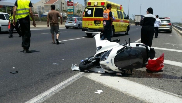 רוכב אופנוע נפצע באורח בינוני  רוכב אופנוע נחבל בראשו ובגפיו בסמוך לגשר השלום