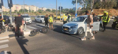 נתניה: רוכב אופניים כבן 20 נפצע קשה מפגיעת רכב