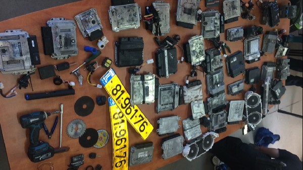 כלים שנמצעאו אצל החשוד| תמונה: דוברות המשטרה תושב טייבה נעצר בחשד לגניבת רכב בכפר יונה