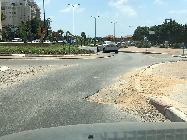מפגע ברחוב זלמן שז"ר מפגע בטיחותי בעיר ימים: הנזילה תוקנה, הכביש עדיין לא