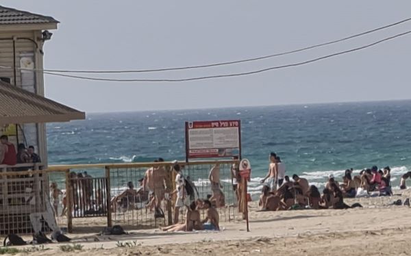 צילום: נתניה נט אלפים פקדו את חופי הרחצה בנתניה חרף האיסור