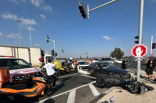  תאונה עם מעורבות שלושה כלי רכב ואופנוע בצומת בית ליד