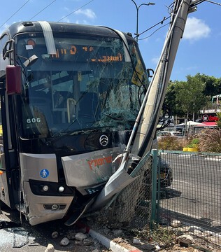  נתניה: נהג אוטובוס במצב אנוש לאחר שאיבד את ההכרה